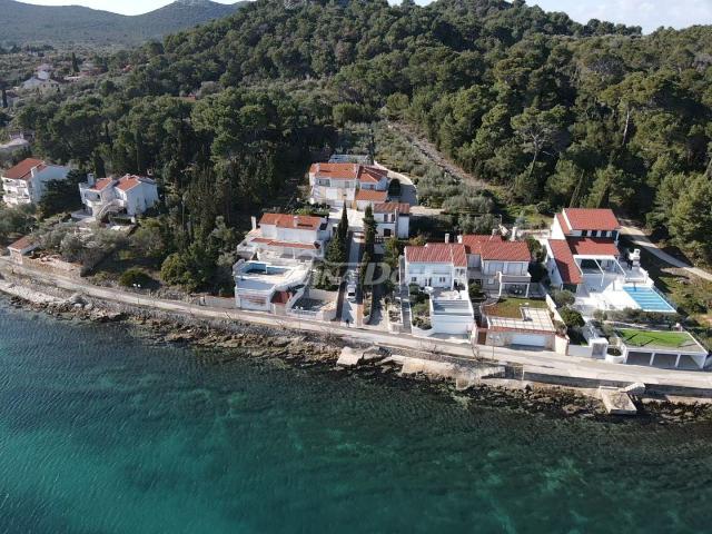 Prvi red Lukoran otok Ugljan kuća sa luksuznom i prostranom okućnicom