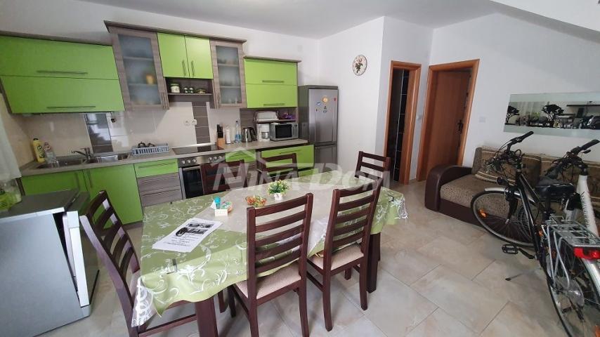 Južna strana etažni apartman 87, 95 m2 170 met. do mora