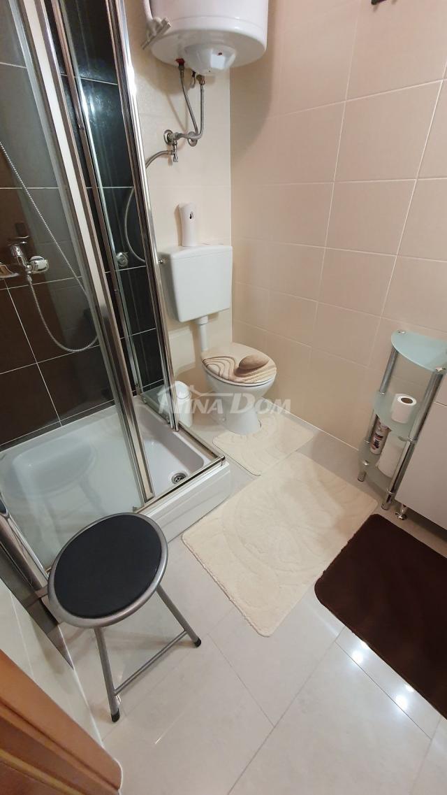 Južna strana etažni apartman 87, 95 m2 170 met. do mora