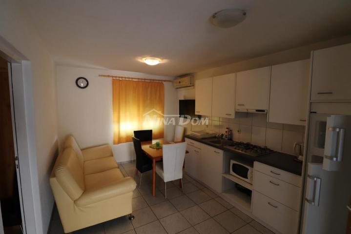 APARTMANSKA KUĆA S 5 APARTMANA - PRIVLAKA - 150 M OD MORA