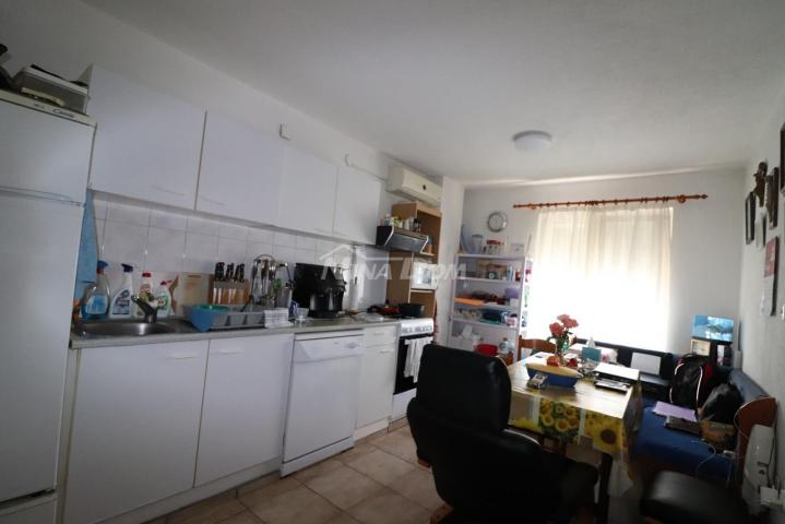 APARTMANSKA KUĆA S 5 APARTMANA - PRIVLAKA - 150 M OD MORA