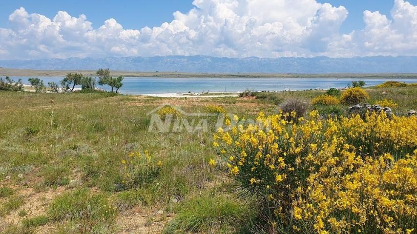 zemljište 300 m2, potrebna izrada UPU a 70 met. do mora. 