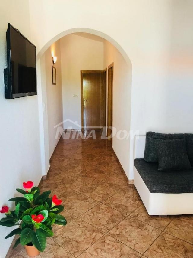 Apartman u prizemlju, uređenom okućnicom