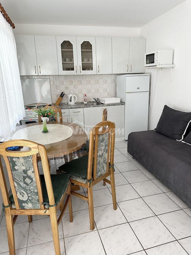 Apartman u prizemlju, uređenom okućnicom