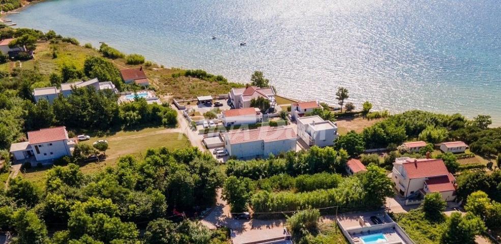 apartmanska kuća s lijepom i velikom okućnicom 80 metara do mora 