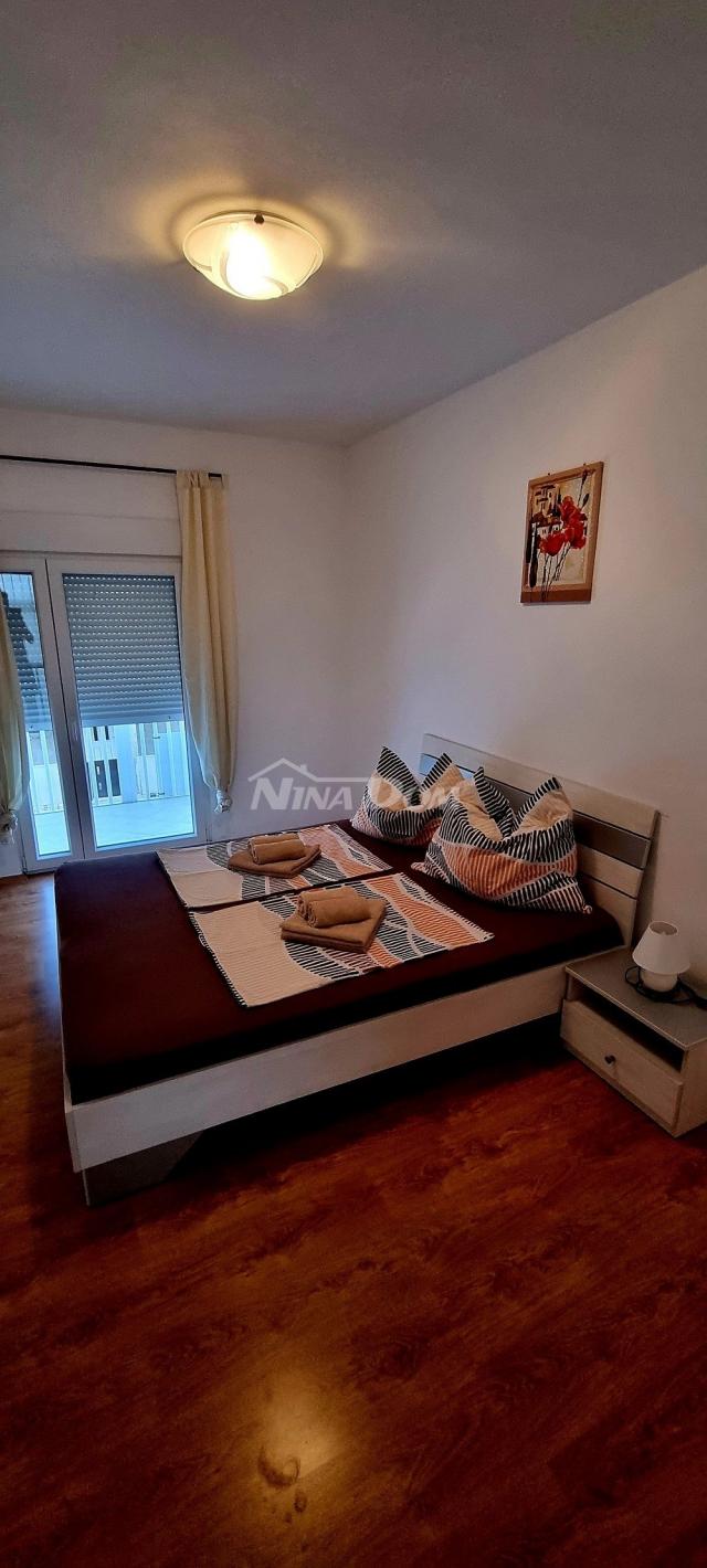 Nekretnina s dva etažna apartmana 80 metara do mora. 