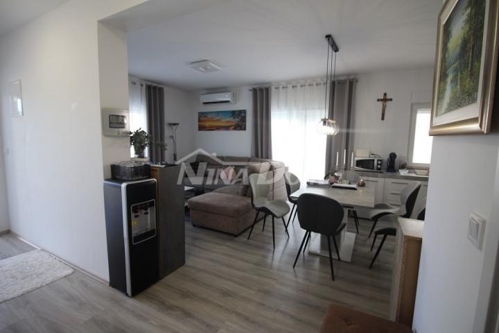 Apartman u prizemlju s pomoćnim objektom. 