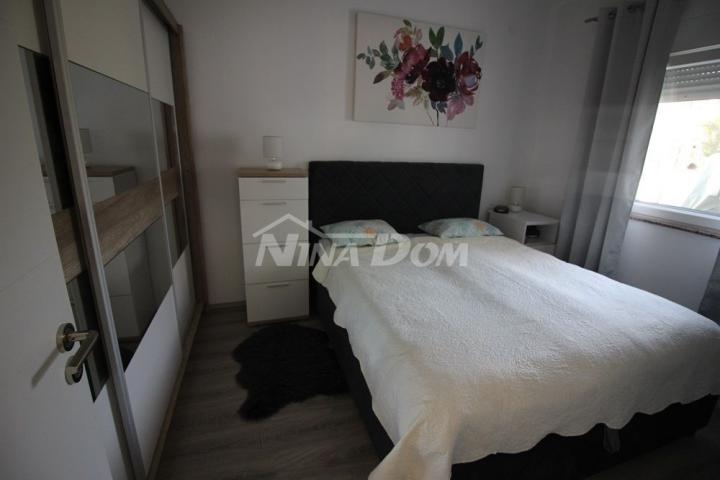 Apartman u prizemlju s pomoćnim objektom. 