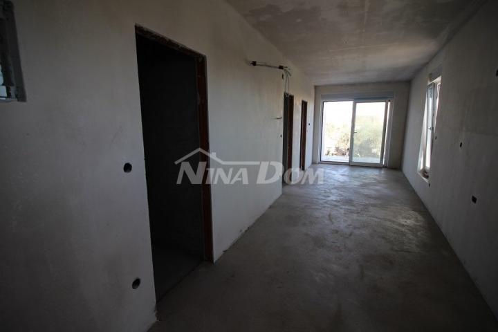 Novogradnja, apartman u prizemlju, centar otoka Vira