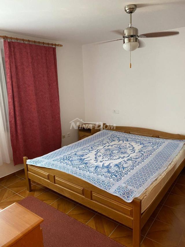 Apartmanska kuća drugi red od mora Starigrad