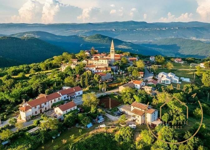 Kamena kuća u centru Oprtlja