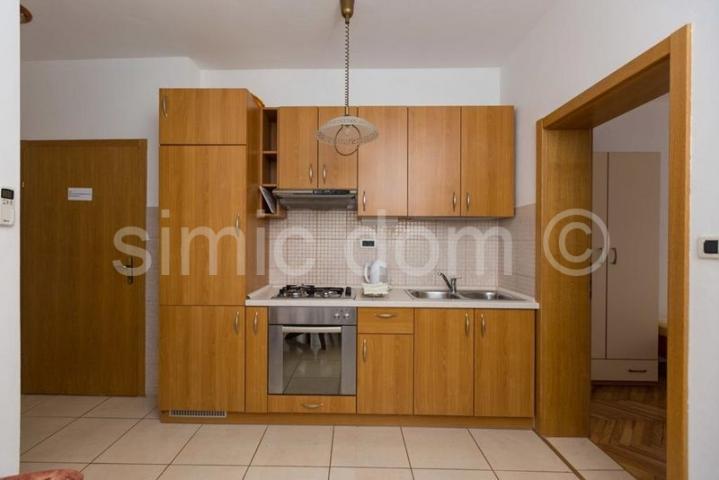 Apartmanska kuća s bazenom, Okrug Donji