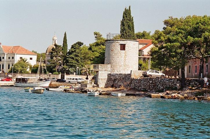 Prodaja građevinskog zemljišta u centru Milne, otok Brač