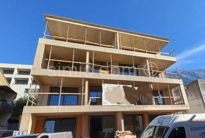 Prostran dvosobni apartman blizu mora, Makarska