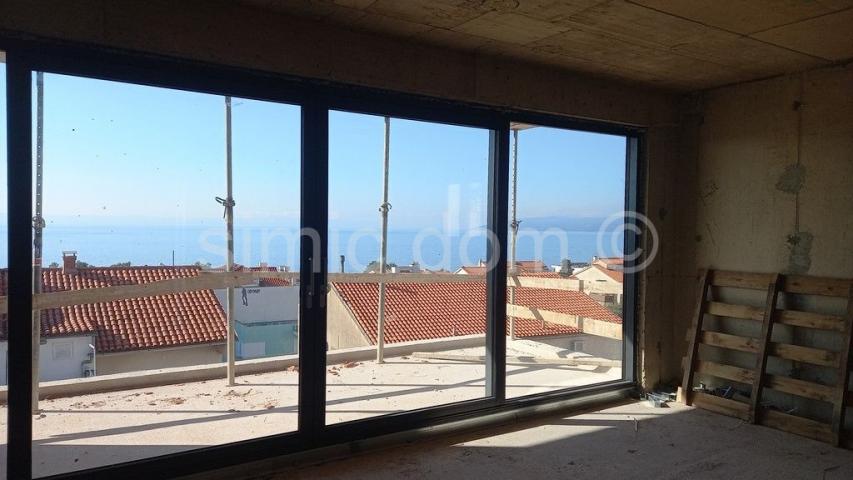 Fantastičan penthouse 150m od plaže, Makarska