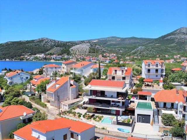 Novoizgrađena nekretnina sa panoramskim pogledom, 65m od mora, Trogir