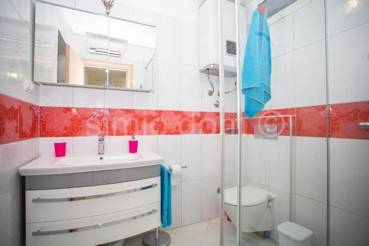 Apartmanska kuća sa predivnim pogledom 50m od mora, Čiovo