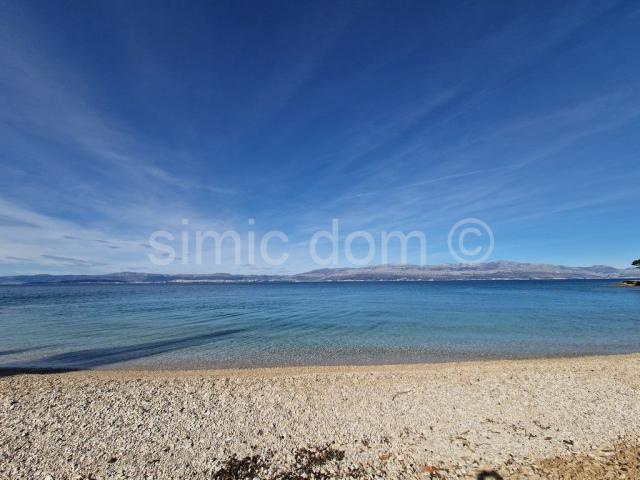 Vila s bazenom u prvom redu do mora, otok Brač