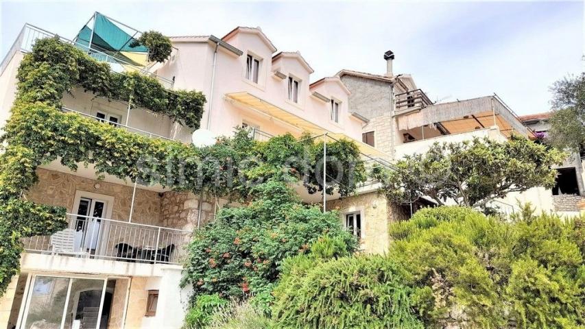 Apartmanska kuća s pogledom, Hvar