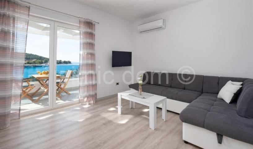 Apartmanska zgrada prvi red do mora, Pelješac