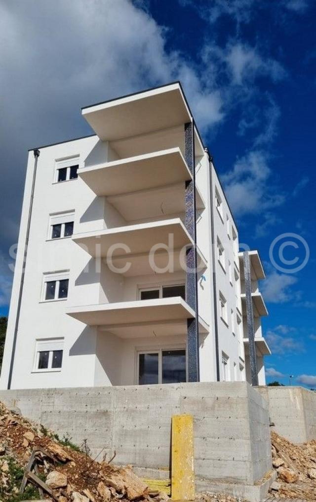 Prostrani apartman u novogradnji sa pogledom, Primošten