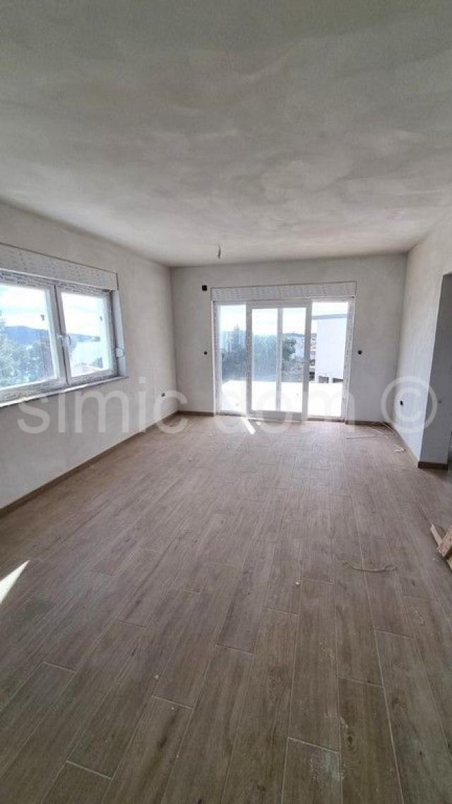 Prostrani apartman u novogradnji sa pogledom, Primošten