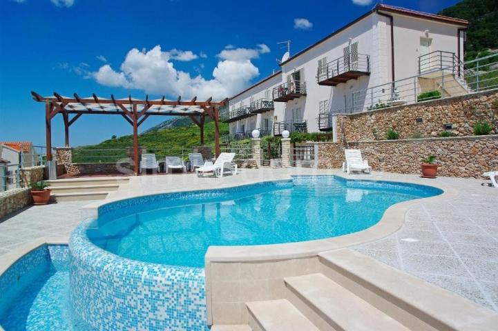 Prostrana vila s apartmanima i bazenom, prodaja