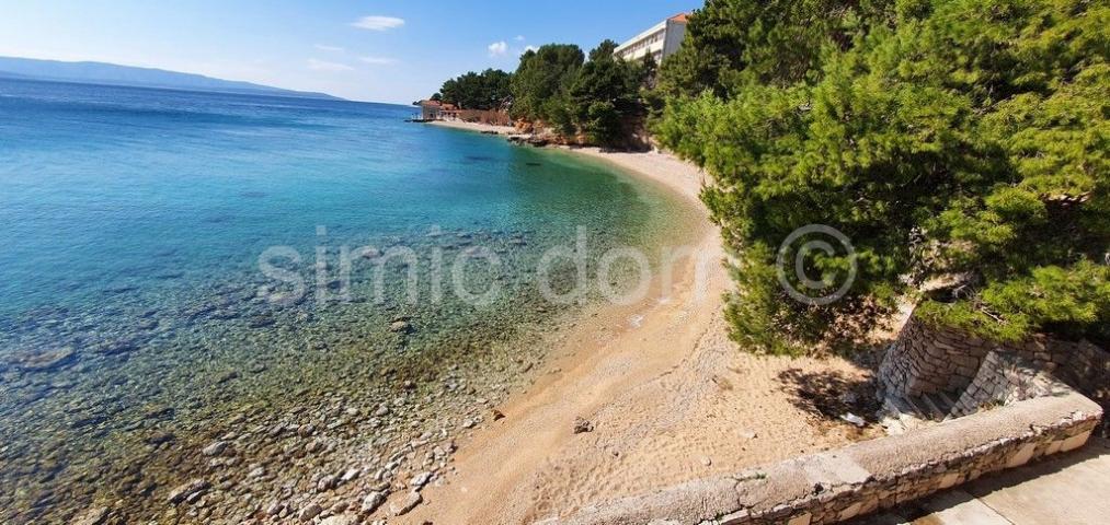 Prostrana vila s apartmanima i bazenom, prodaja