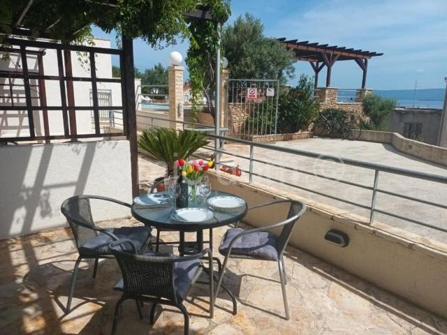 Prostrana vila s apartmanima i bazenom, prodaja