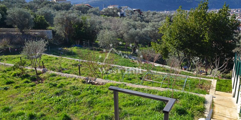 Kuća sa prekrasnim pogledom i velikom parcelom