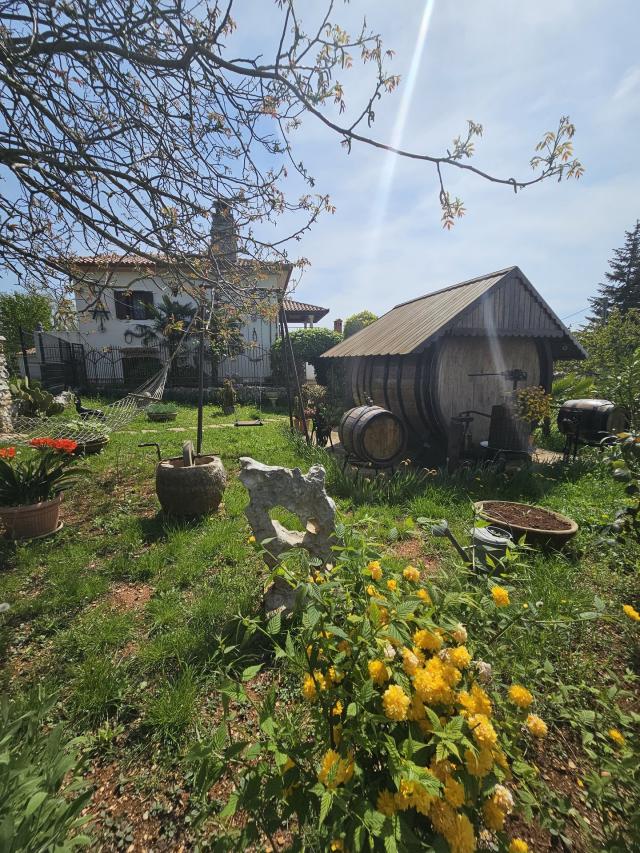 Stone house with a large garden near Buje in Istria