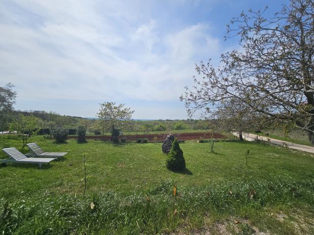 Stone house with a large garden near Buje in Istria