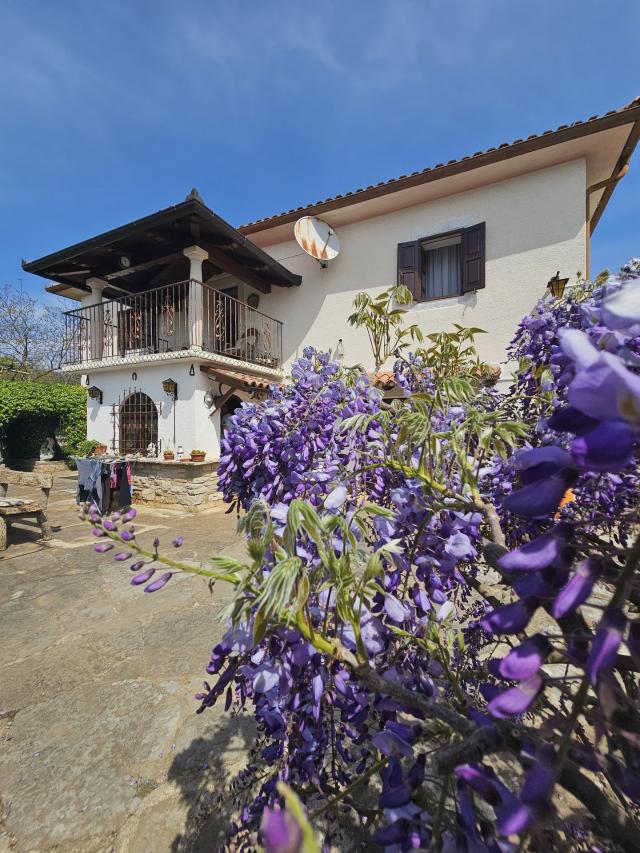 Stone house with a large garden near Buje in Istria