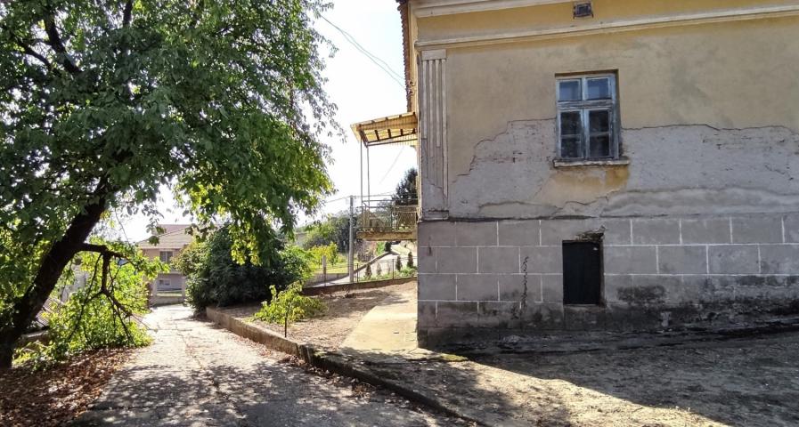 Vinča, stara kuća sa pomoćnim zgradama na 73 ara .. 