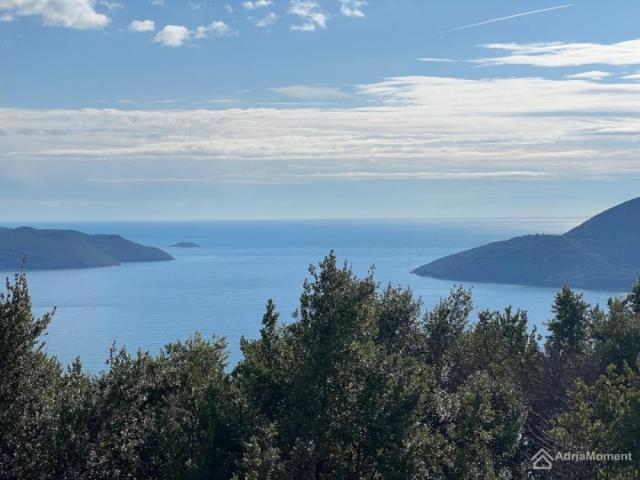 Kuća sa velikom okućnicom i panoramskim pogledom na more