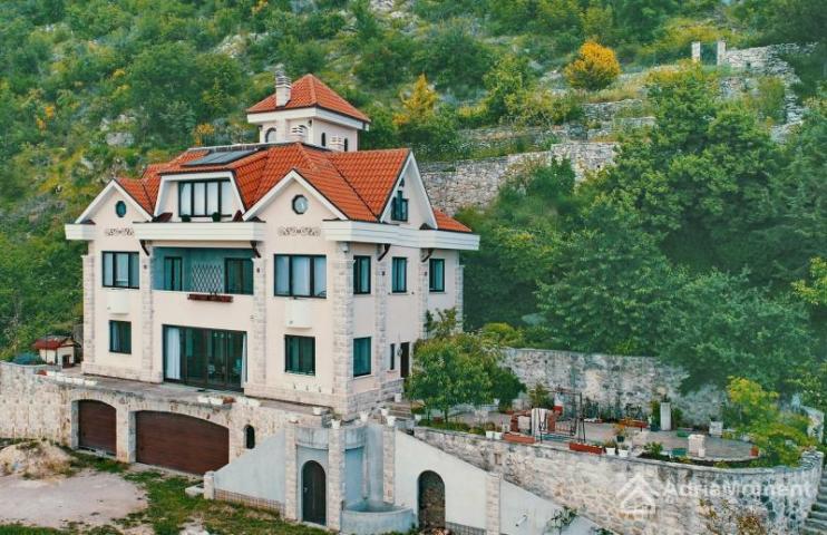 Vila na Budvanskoj rivijeri sa pogledom na more i Sveti Stefan