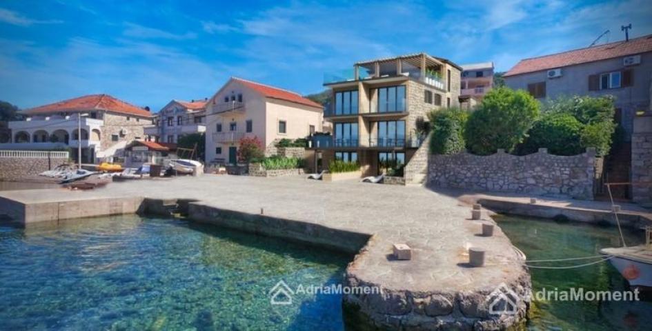 Luštica. 1. linija od mora. Hotel u početnoj fazi izgradnje