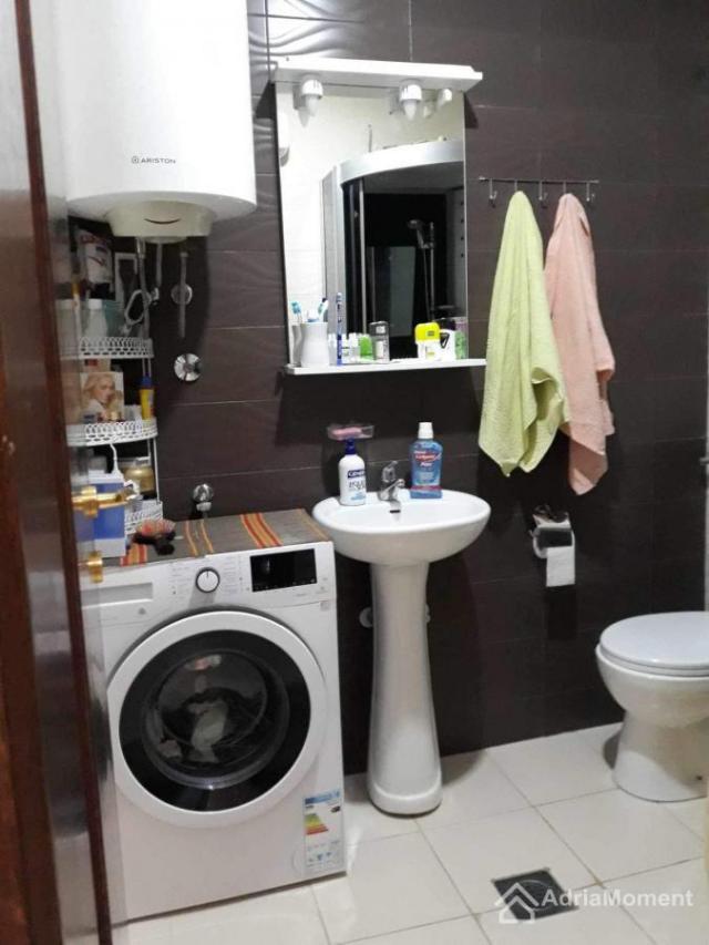 2 studio apartmana sa terasom od 50 metara - 100 metara od mora!