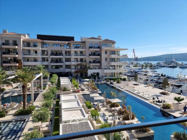 Stan individualnog rasporeda 187 m2 u Baia Residence, Regent Pool Club. Porto Montenegro