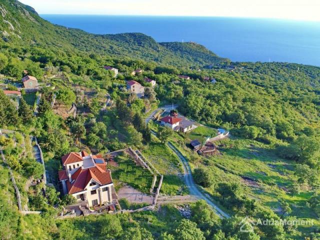 Vila na Budvanskoj rivijeri sa pogledom na more i Sveti Stefan