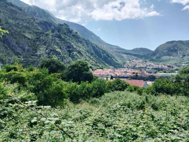 Prodajem ekskluzivan plac u Kotoru, iznad tržnog centra Kamelia