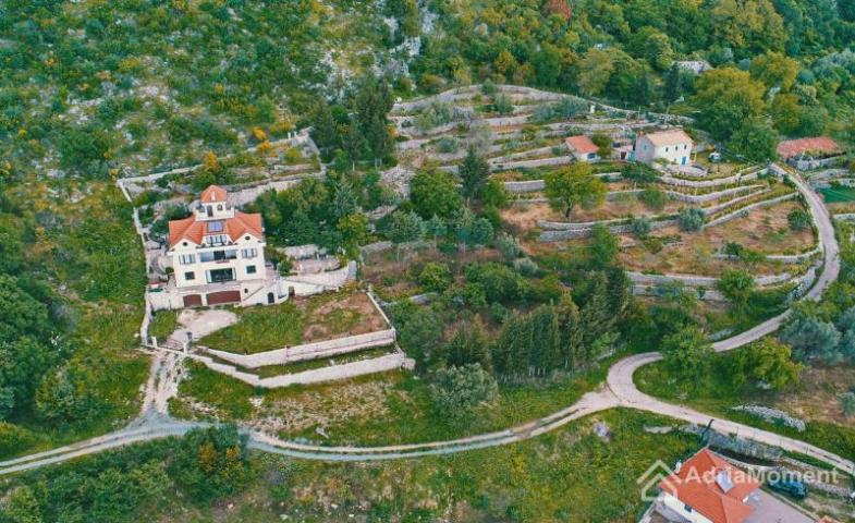 Vila na Budvanskoj rivijeri sa pogledom na more i Sveti Stefan