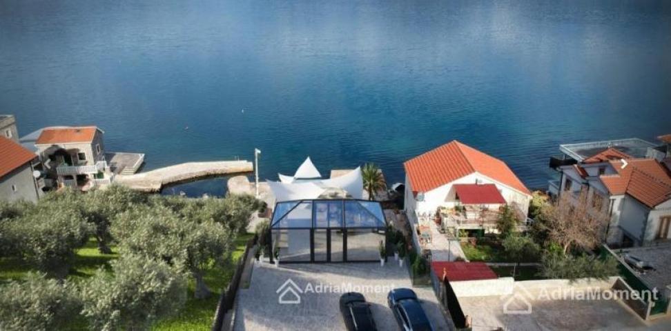 Luštica. 1. linija od mora. Hotel u početnoj fazi izgradnje