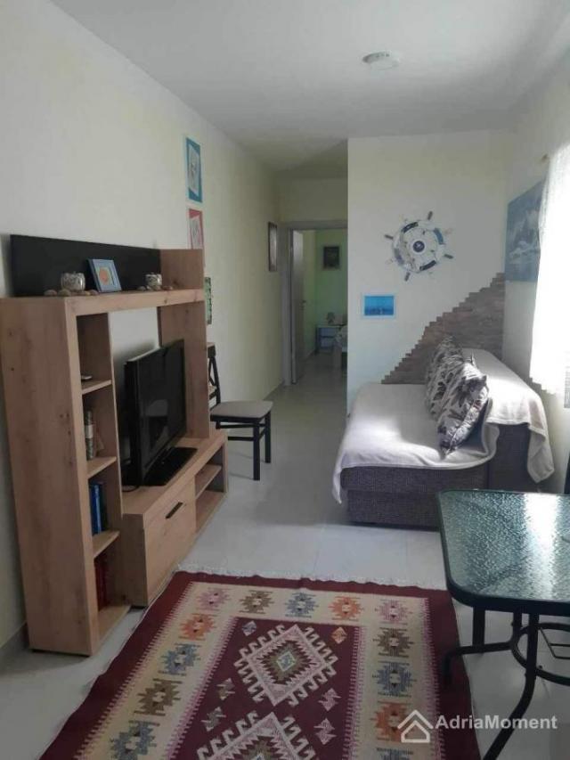 2 studio apartmana sa terasom od 50 metara - 100 metara od mora!