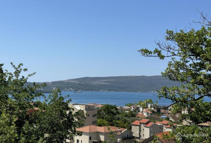 Prodaja stana u Tivtu - Mazina. Pogled na more