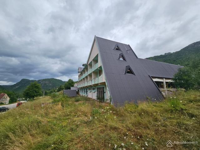 Prodajem hotel za renoviranje na Šavniku