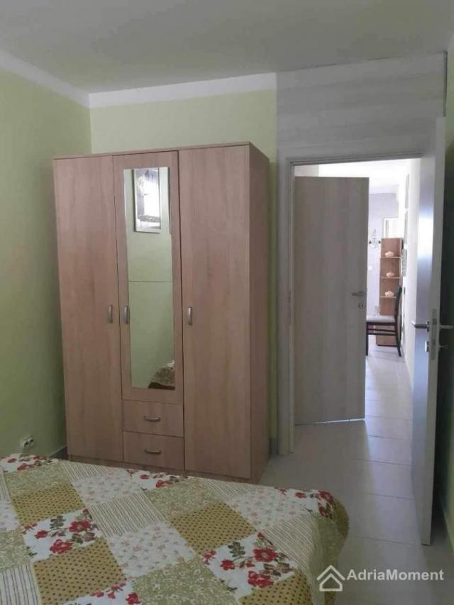 2 studio apartmana sa terasom od 50 metara - 100 metara od mora!