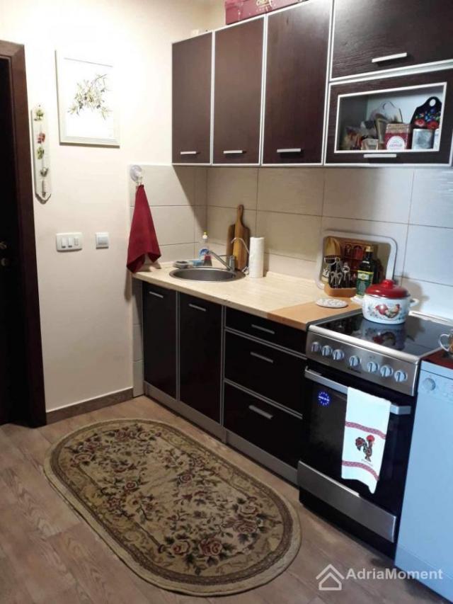 2 studio apartmana sa terasom od 50 metara - 100 metara od mora!