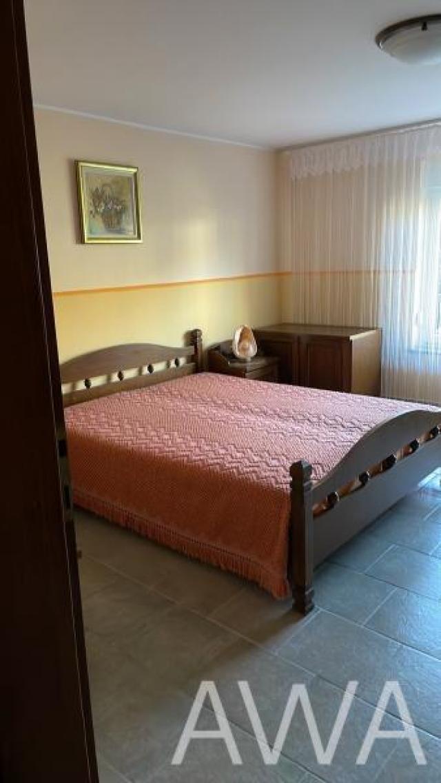 Spratna kuća, novija, velika, 340m2, plac 6ar