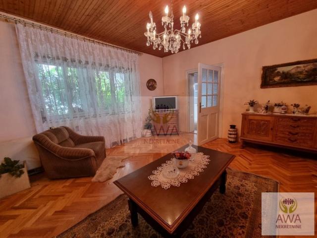 Apatin, kuća 234m2, plac 4ar, glavni put